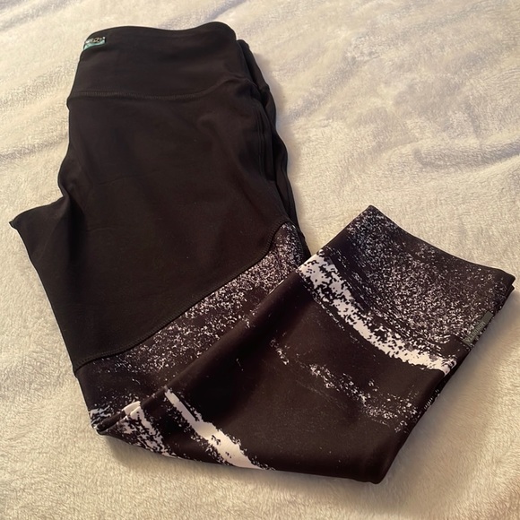 Mondetta polyester/spandex capri leggings - Picture 1 of 4